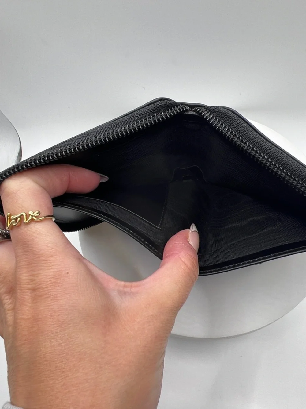 7050. Authentic Gucci Black Leather Zip Wallet with Glossy Logo. Made in Italy. - Picture 16 of 16